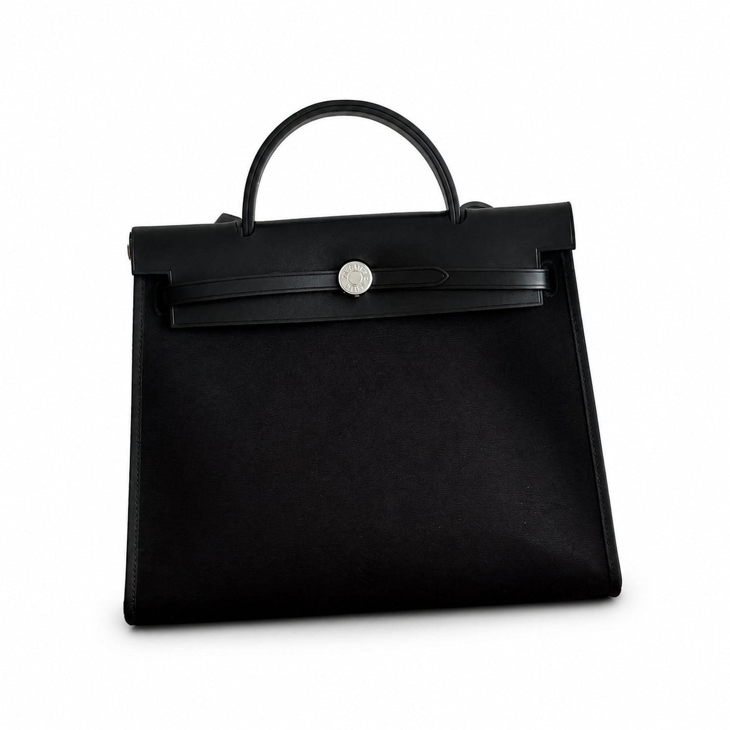Hermers' popular herbag 31cm is designed to be inspired by saddle bags. The body of the bag is made of canvas, and the outer seams, shoulder straps and handbags are made of leather. The appearance is