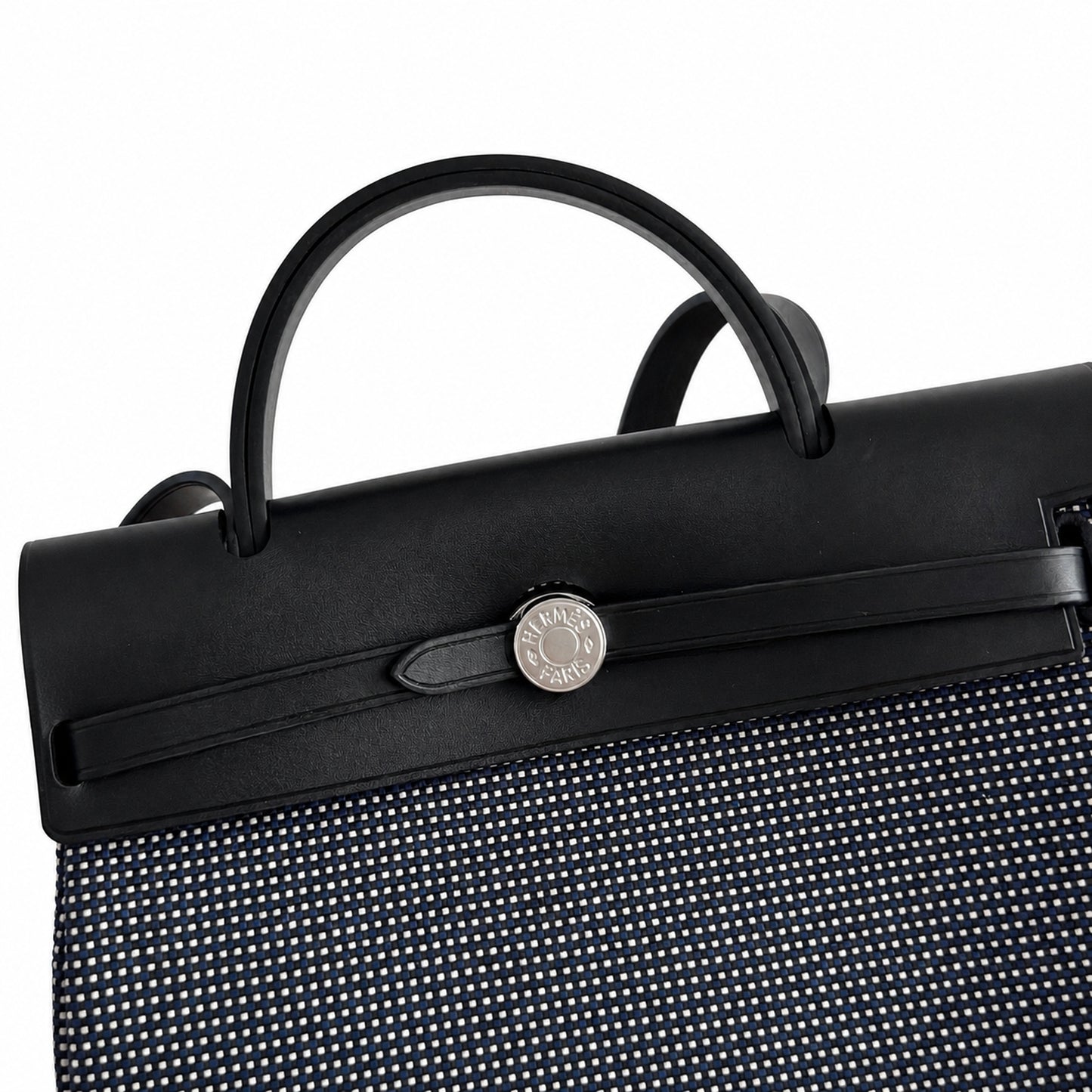 Hermers' popular herbag 31cm is designed to be inspired by saddle bags. The body of the bag is made of canvas, and the inseam, shoulder straps and handle are made of leather. The appearance is very si