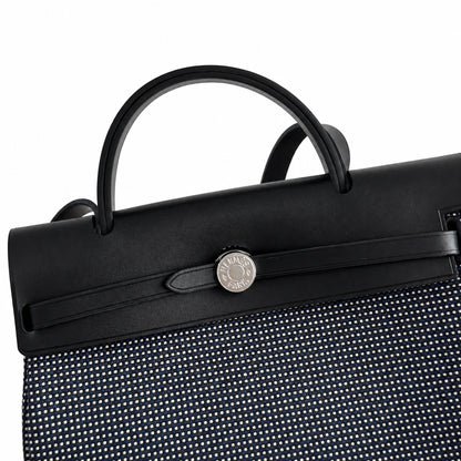 Hermers' popular herbag 31cm is designed to be inspired by saddle bags. The body of the bag is made of canvas, and the inseam, shoulder straps and handle are made of leather. The appearance is very si