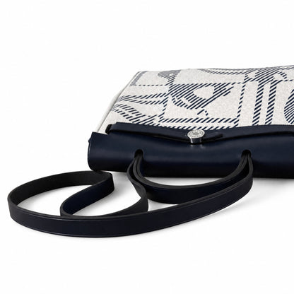 Hermers' popular herbag 31cm is designed to be inspired by saddle bags. The body of the bag is made of canvas, and the inseam, shoulder straps and handle are made of leather. The appearance is very si