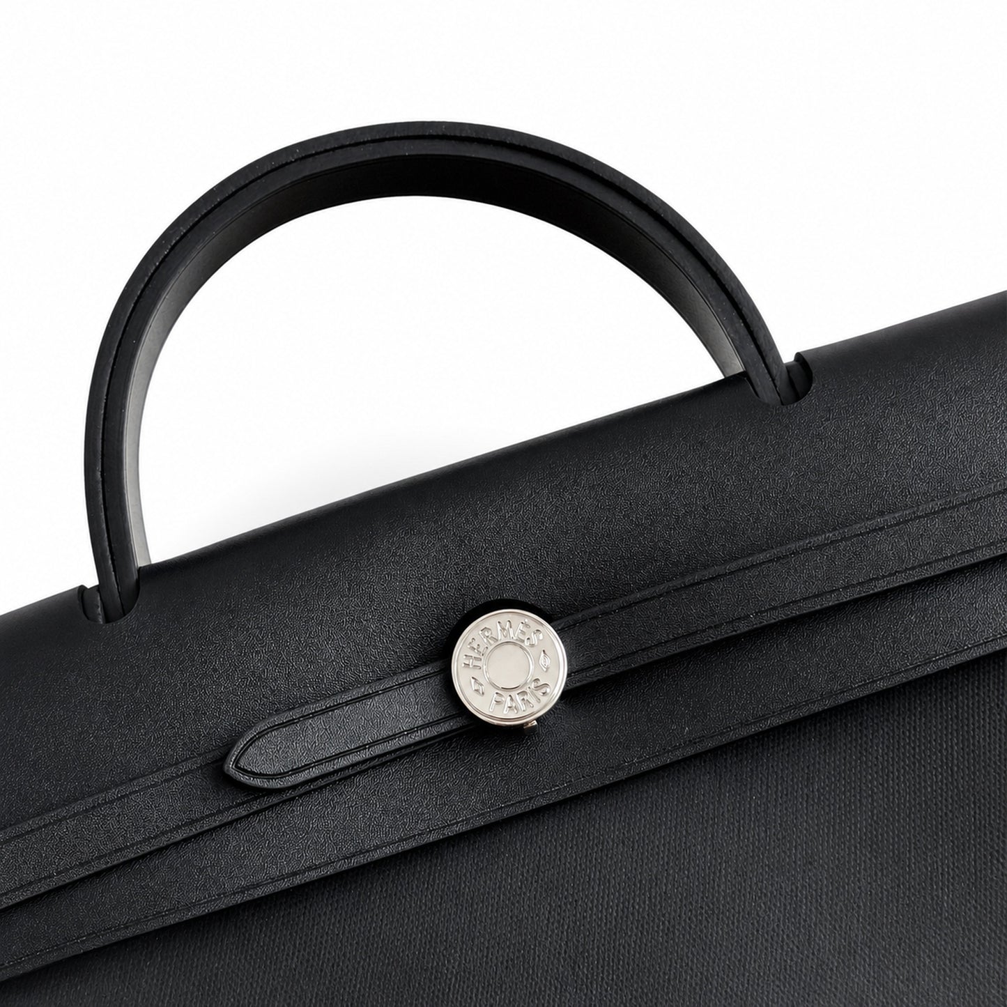 Hermers' popular herbag 31cm is designed to be inspired by saddle bags. The body of the bag is made of canvas and has outer seams. The shoulder straps and handbags are made of leather and look similar