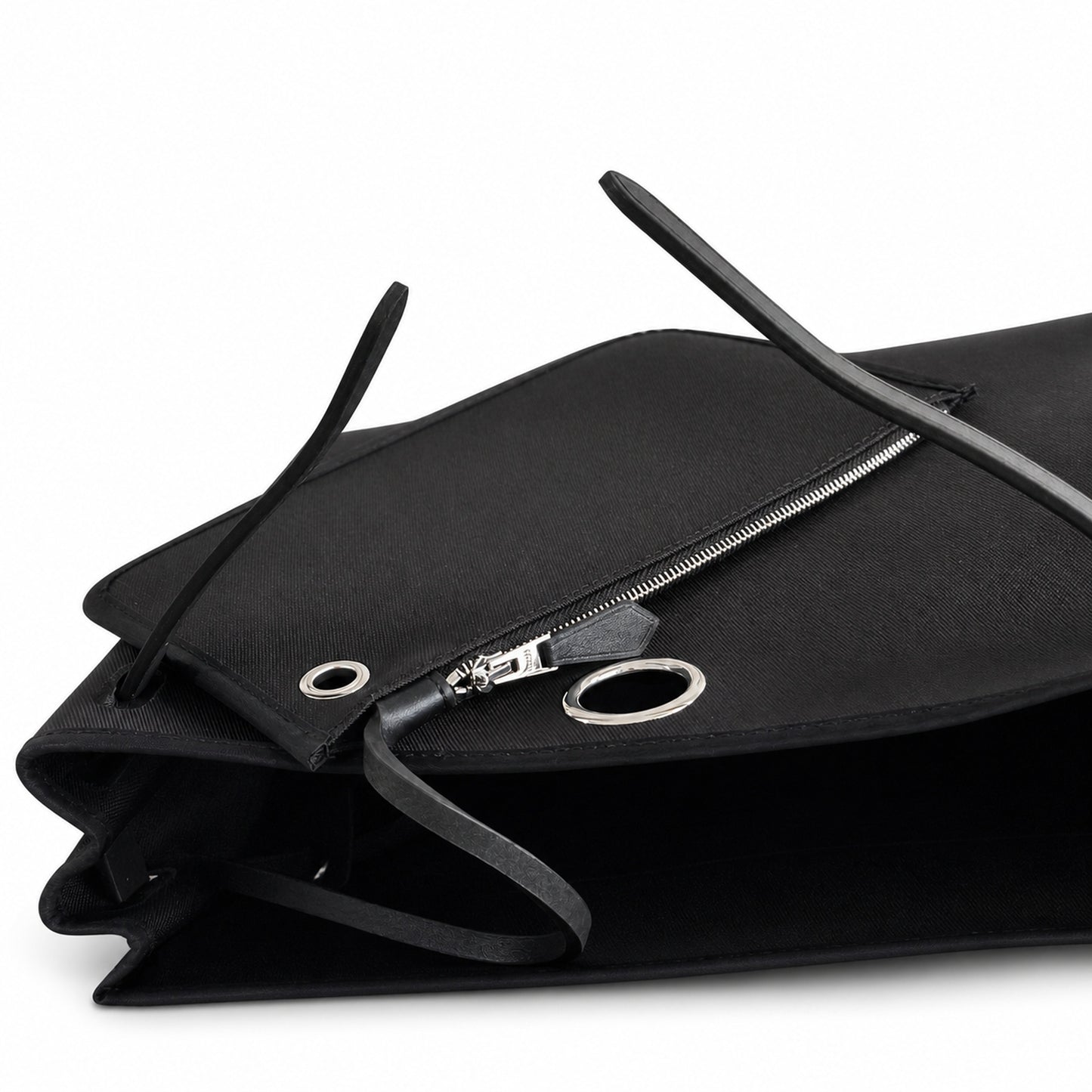 Hermers' popular herbag 31cm is designed to be inspired by saddle bags. The body of the bag is made of canvas, and the inseam, shoulder straps and handle are made of leather. The appearance is very si