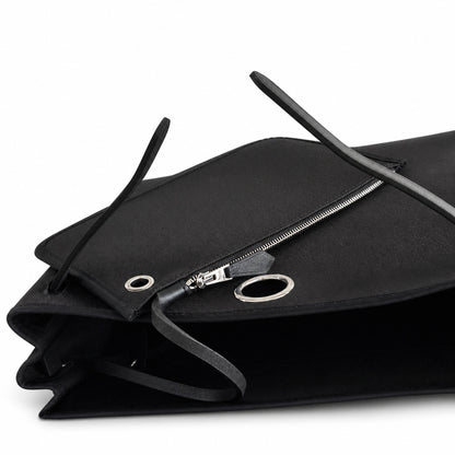 Hermers' popular herbag 31cm is designed to be inspired by saddle bags. The body of the bag is made of canvas, and the inseam, shoulder straps and handle are made of leather. The appearance is very si