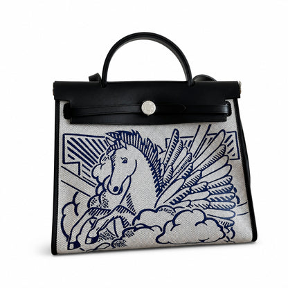 Hermers' popular herbag 31cm is designed to be inspired by saddle bags. The body of the bag is made of canvas, and the outer seams, shoulder straps and handbags are made of leather. The appearance is
