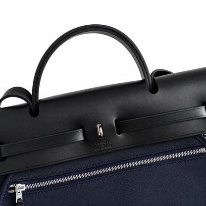 Hermers' popular herbag 31cm is designed to be inspired by saddle bags. The body of the bag is made of canvas, and the inseam, shoulder straps and handle are made of leather. The appearance is very si