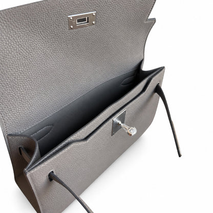 Kelly Depeches 25 clutch, Togo leather (with additional shoulder strap), can be worn cross-body, can be carried by hand or on the wrist, daily needs, seamless switch between business/leisure - central