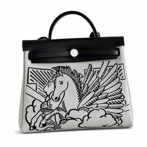 Hermers' popular herbag 31cm is designed to be inspired by saddle bags. The body of the bag is made of canvas, and the inseam, shoulder straps and handle are made of leather. The appearance is very si