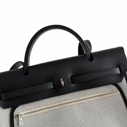 Hermers' popular herbag 31cm is designed to be inspired by saddle bags. The body of the bag is made of canvas, and the inseam, shoulder straps and handle are made of leather. The appearance is very si