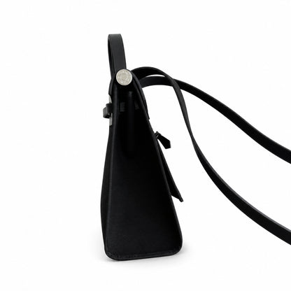 Hermers' popular herbag 31cm is designed to be inspired by saddle bags. The body of the bag is made of canvas, and the outer seams, shoulder straps and handbags are made of leather. The appearance is