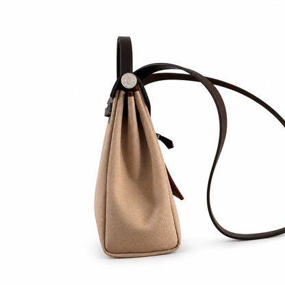 Hermers' popular herbag 31cm is designed to be inspired by saddle bags. The body of the bag is made of canvas, and the inseam, shoulder straps and handle are made of leather. The appearance is very si