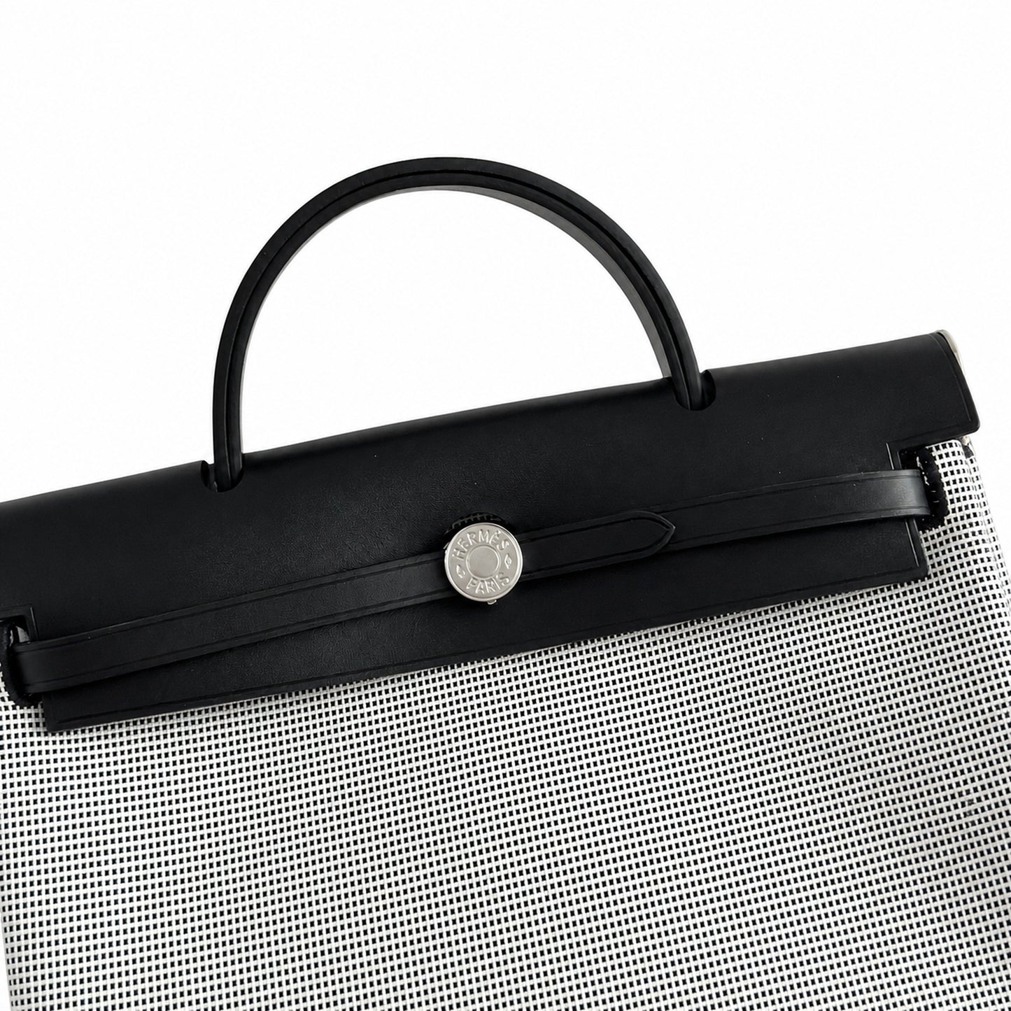 Hermers' popular herbag 31cm is designed to be inspired by saddle bags. The body of the bag is made of canvas, and the inseam, shoulder straps and handle are made of leather. The appearance is very si