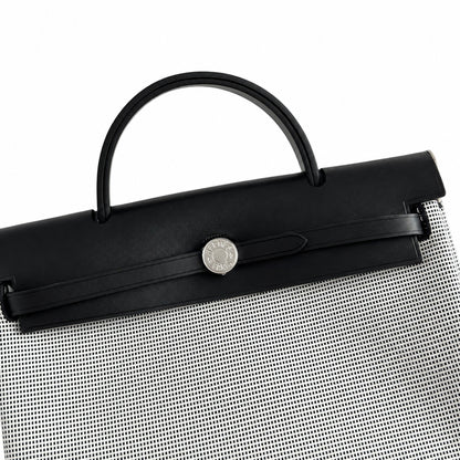 Hermers' popular herbag 31cm is designed to be inspired by saddle bags. The body of the bag is made of canvas, and the inseam, shoulder straps and handle are made of leather. The appearance is very si