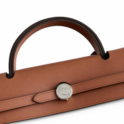 Hermers' popular herbag 31cm is designed to be inspired by saddle bags. The body of the bag is made of canvas, and the inseam, shoulder straps and handle are made of leather. The appearance is very si