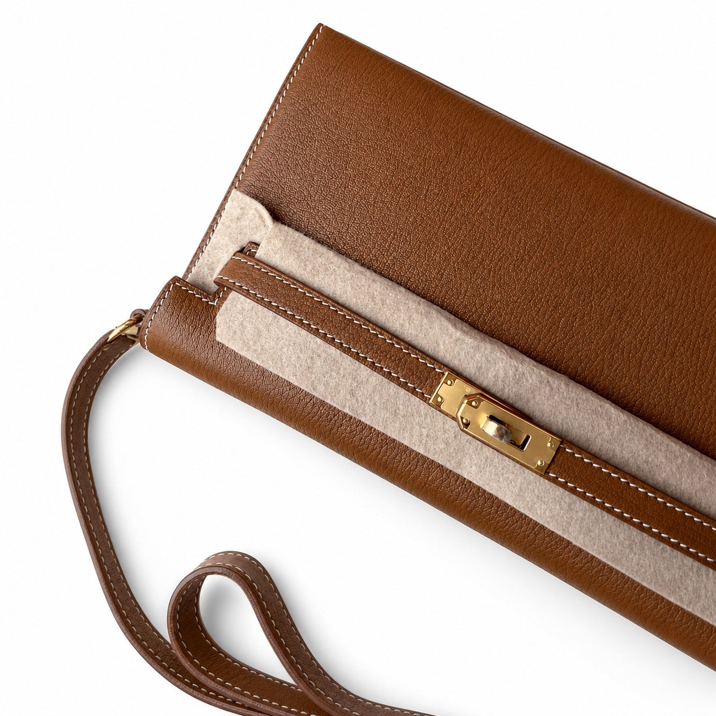 Hermès’ new armpit bag is here. A new member has been added to the Kelly family. Just looking at the online picture, I’m so excited. The first look at the real thing feels like an enlarged version of