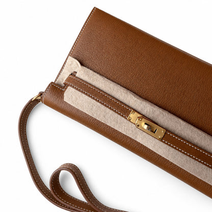 Hermès’ new armpit bag is here. A new member has been added to the Kelly family. Just looking at the online picture, I’m so excited. The first look at the real thing feels like an enlarged version of