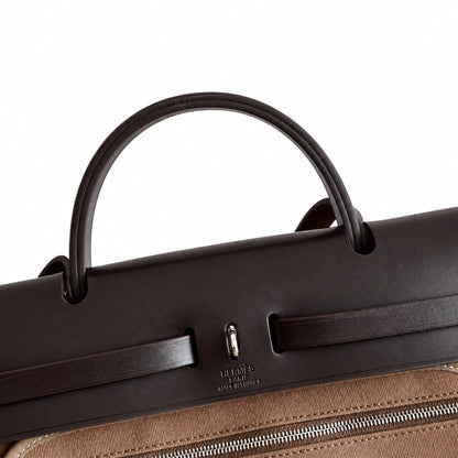 Hermers' popular herbag 31cm is designed to be inspired by saddle bags. The body of the bag is made of canvas, and the outer seams, shoulder straps and handbags are made of leather. The appearance is