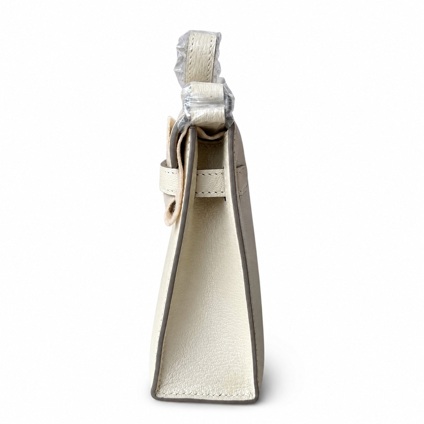 Hermès’ new armpit bag is here. A new member has been added to the Kelly family. Just looking at the online picture, I’m so excited. The first look at the real thing feels like an enlarged version of