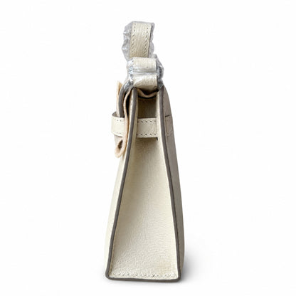 Hermès’ new armpit bag is here. A new member has been added to the Kelly family. Just looking at the online picture, I’m so excited. The first look at the real thing feels like an enlarged version of
