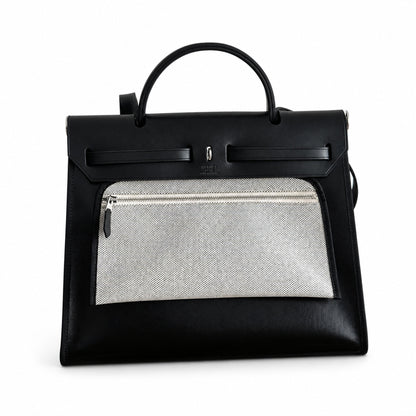 Hermers' popular herbag 31cm is designed to be inspired by saddle bags. The body of the bag is made of canvas and has outer seams. The shoulder straps and handbags are made of leather and look similar