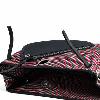 Hermers' popular herbag 31cm is designed to be inspired by saddle bags. The body of the bag is made of canvas, and the inseam, shoulder straps and handle are made of leather. The appearance is very si