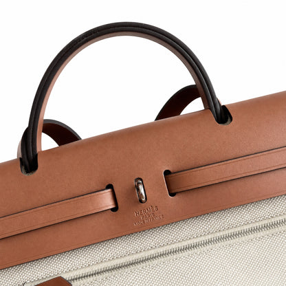 Hermers' popular herbag 31cm is designed to be inspired by saddle bags. The body of the bag is made of canvas, and the outer seams, shoulder straps and handbags are made of leather. The appearance is