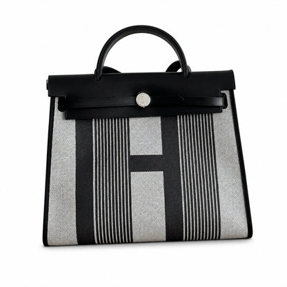 Hermers' popular herbag 31cm is designed to be inspired by saddle bags. The body of the bag is made of canvas, and the outer seams, shoulder straps and handbags are made of leather. The appearance is