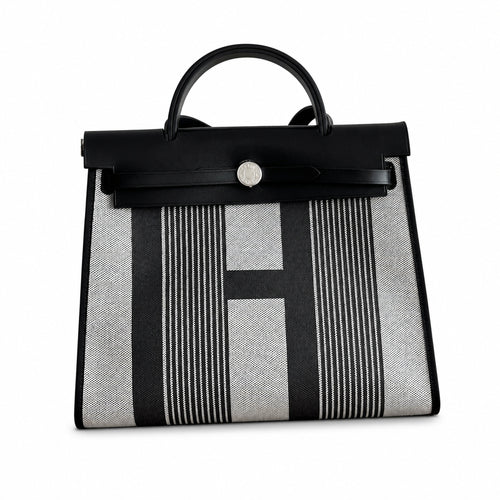 Hermers' popular herbag 31cm is designed to be inspired by saddle bags. The body of the bag is made of canvas, and the outer seams, shoulder straps and handbags are made of leather. The appearance is