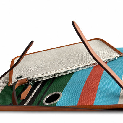 Hermers' popular herbag 31cm is designed to be inspired by saddle bags. The body of the bag is made of canvas, and the inseam, shoulder straps and handle are made of leather. The appearance is very si