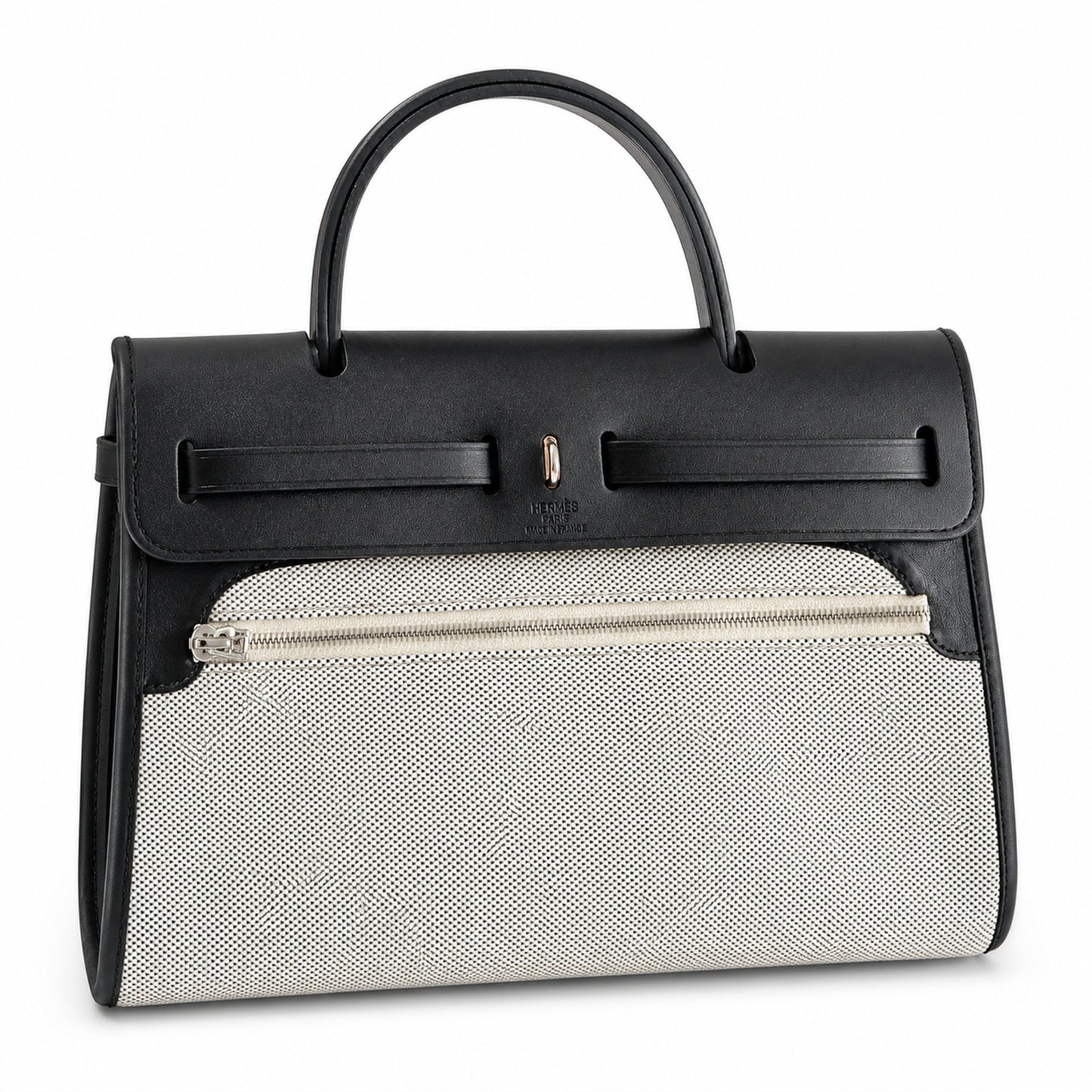 Hermers' popular herbag 31cm is designed to be inspired by saddle bags. The body of the bag is made of canvas and has outer seams. The shoulder straps and handbags are made of leather and look similar