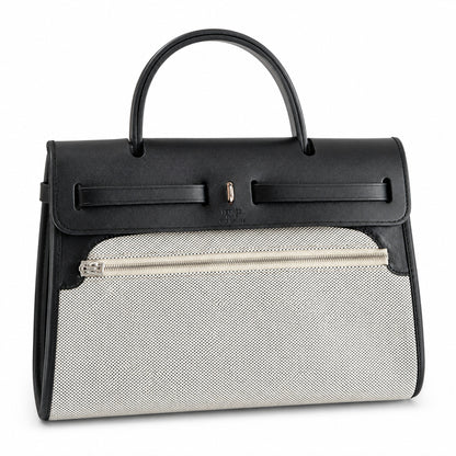 Hermers' popular herbag 31cm is designed to be inspired by saddle bags. The body of the bag is made of canvas and has outer seams. The shoulder straps and handbags are made of leather and look similar