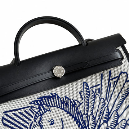 Hermers' popular herbag 31cm is designed to be inspired by saddle bags. The body of the bag is made of canvas, and the outer seams, shoulder straps and handbags are made of leather. The appearance is