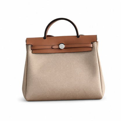 Hermers' popular herbag 31cm is designed to be inspired by saddle bags. The body of the bag is made of canvas, and the inseam, shoulder straps and handle are made of leather. The appearance is very si