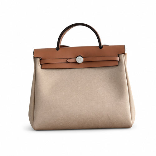 Hermers' popular herbag 31cm is designed to be inspired by saddle bags. The body of the bag is made of canvas, and the inseam, shoulder straps and handle are made of leather. The appearance is very si