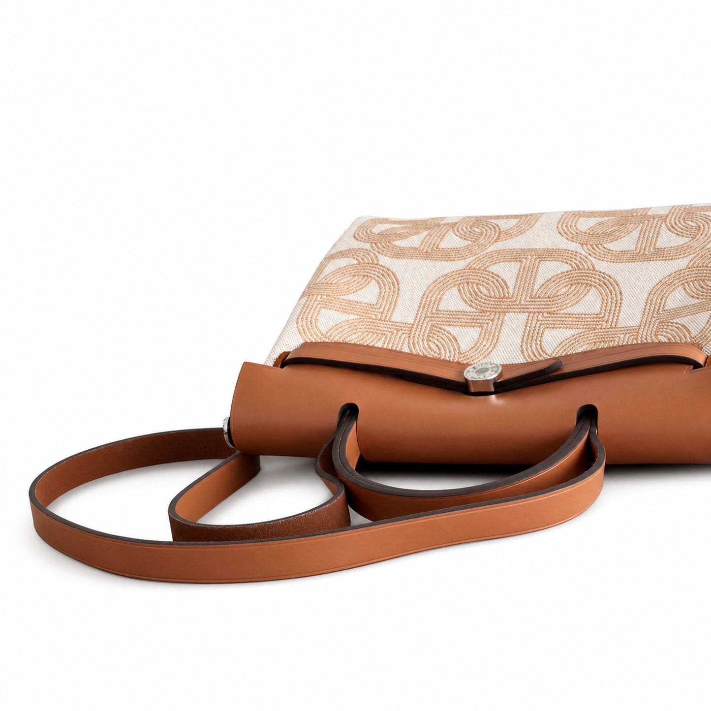 Hermers' popular herbag 31cm is designed to be inspired by saddle bags. The body of the bag is made of canvas, and the inseam, shoulder straps and handle are made of leather. The appearance is very si