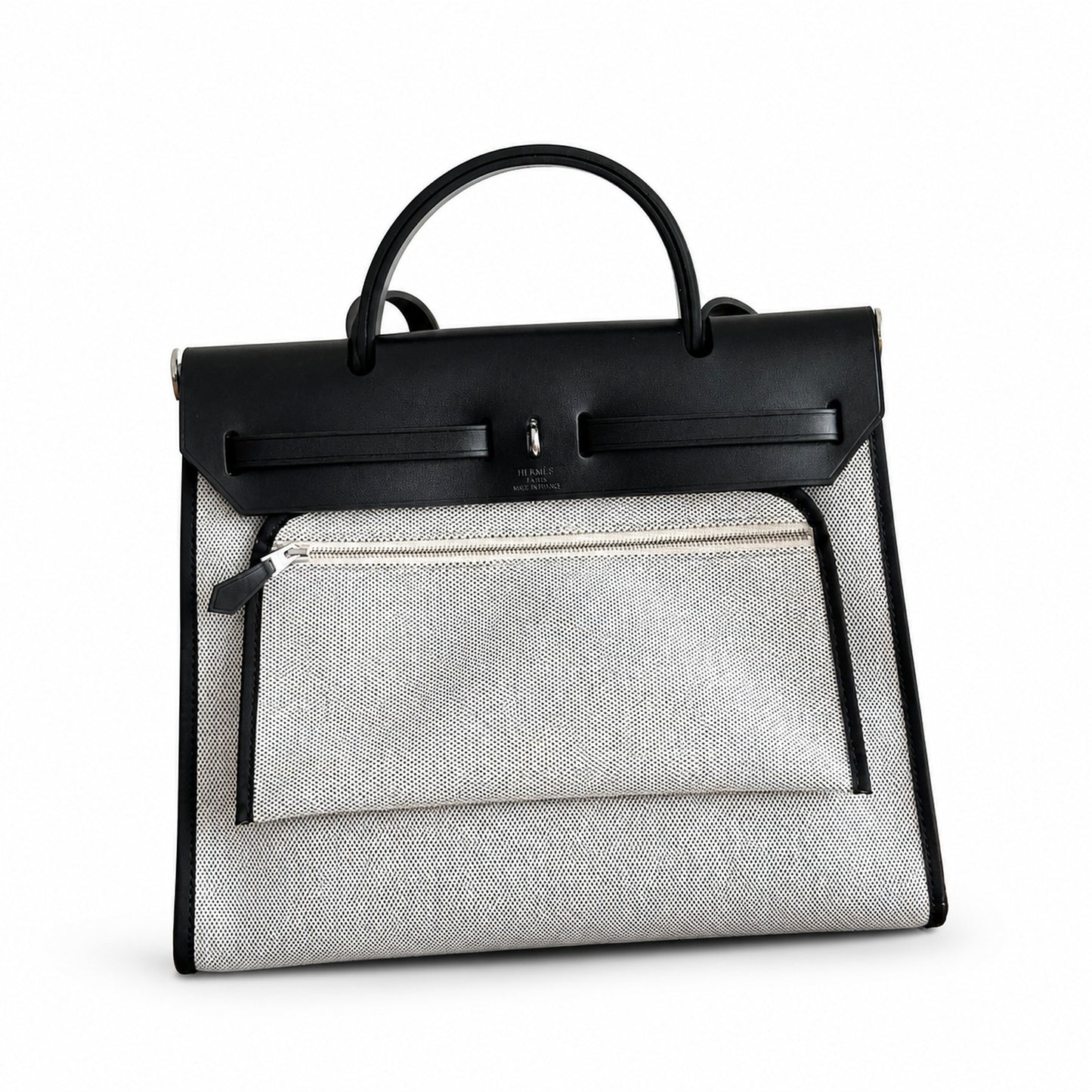 Hermers' popular herbag 31cm is designed to be inspired by saddle bags. The body of the bag is made of canvas, and the outer seams, shoulder straps and handbags are made of leather. The appearance is
