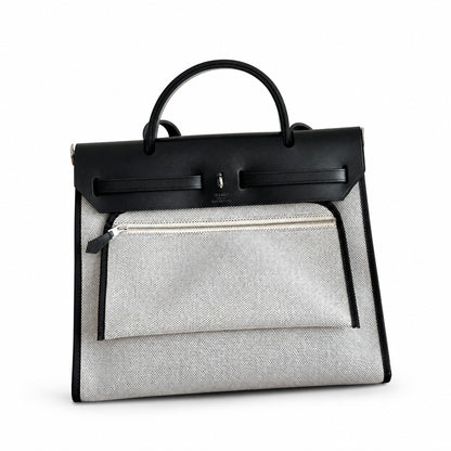 Hermers' popular herbag 31cm is designed to be inspired by saddle bags. The body of the bag is made of canvas, and the outer seams, shoulder straps and handbags are made of leather. The appearance is