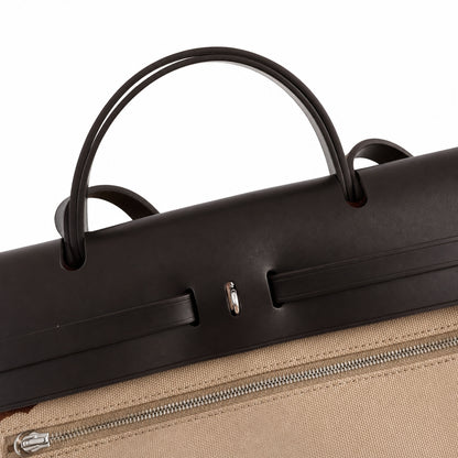 Hermers' popular herbag 31cm is designed to be inspired by saddle bags. The body of the bag is made of canvas, and the inseam, shoulder straps and handle are made of leather. The appearance is very si