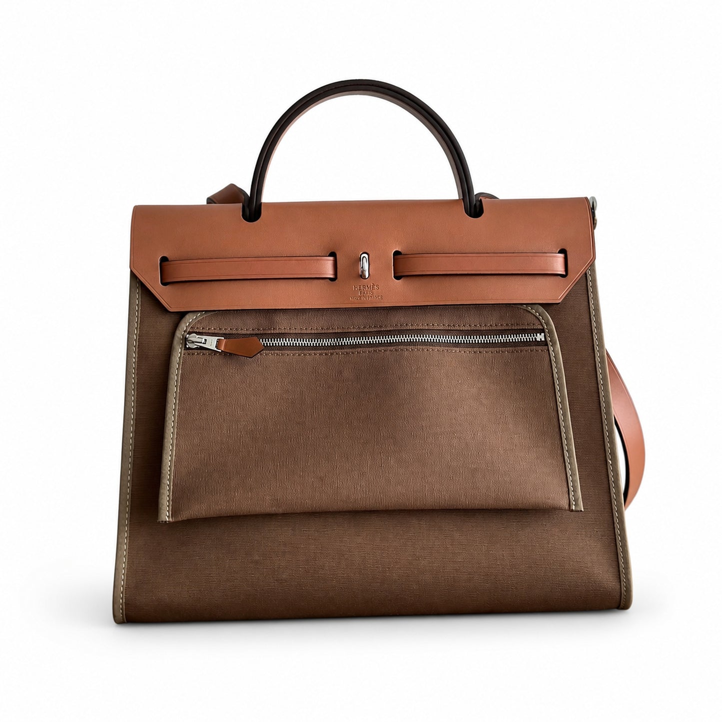 Hermers' popular herbag 31cm is designed to be inspired by saddle bags. The body of the bag is made of canvas, and the outer seams, shoulder straps and handbags are made of leather. The appearance is