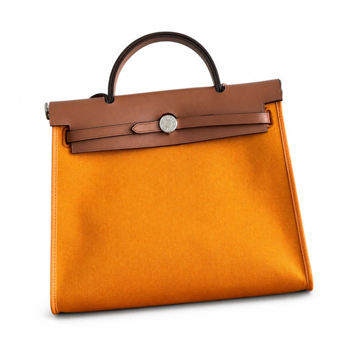 Hermers' popular herbag 31cm is designed to be inspired by saddle bags. The body of the bag is made of canvas, and the outer seams, shoulder straps and handbags are made of leather. The appearance is