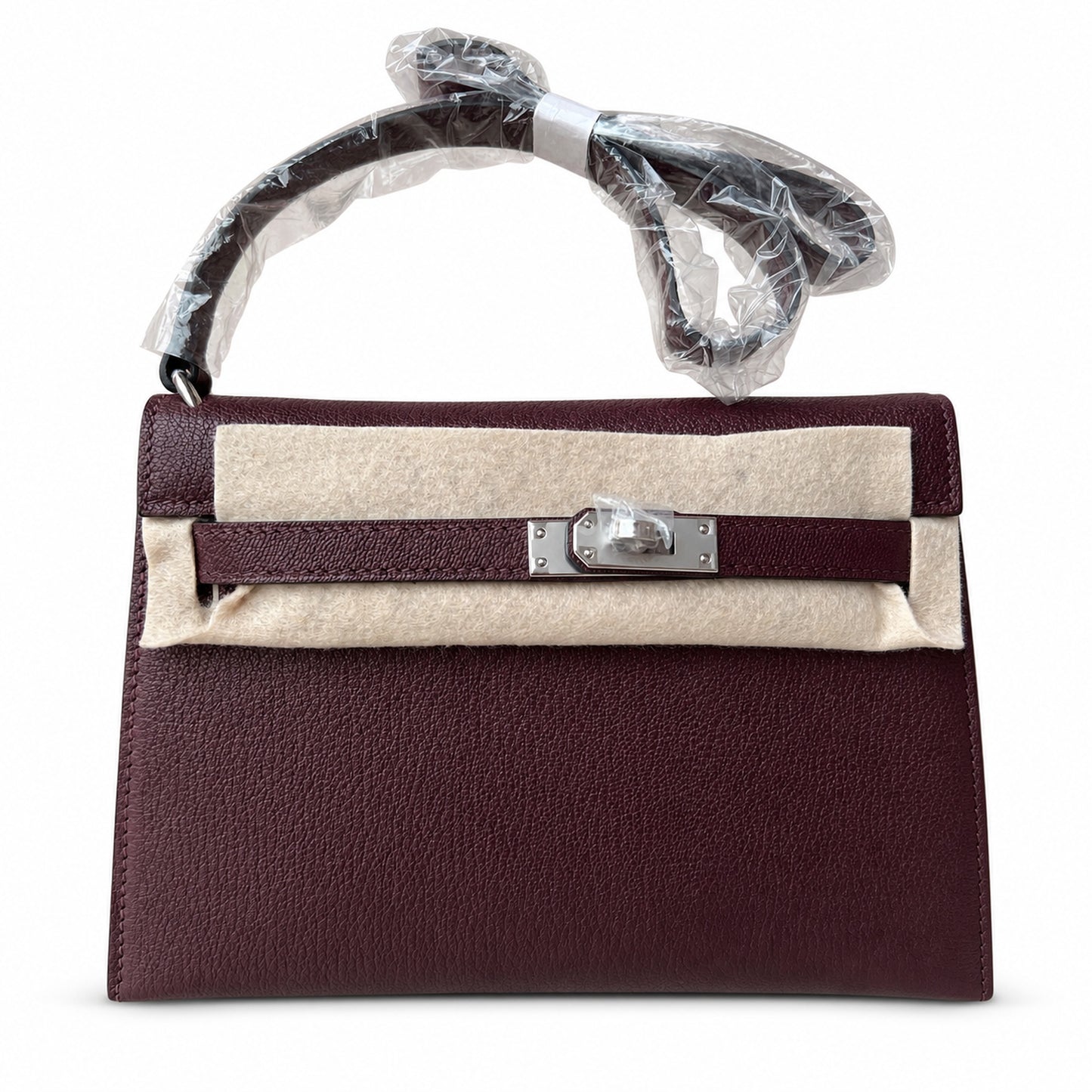 Hermès’ new armpit bag is here. A new member has been added to the Kelly family. Just looking at the online picture, I’m so excited. The first look at the real thing feels like an enlarged version of