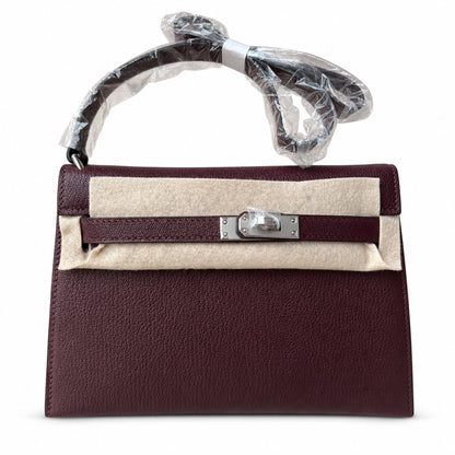 Hermès’ new armpit bag is here. A new member has been added to the Kelly family. Just looking at the online picture, I’m so excited. The first look at the real thing feels like an enlarged version of