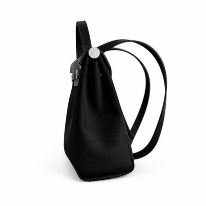 Hermers' popular herbag 31cm is designed to be inspired by saddle bags. The body of the bag is made of canvas, and the inseam, shoulder straps and handle are made of leather. The appearance is very si
