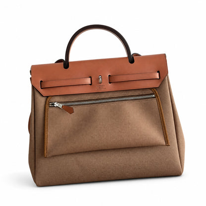Hermers' popular herbag 31cm is designed to be inspired by saddle bags. The body of the bag is made of canvas, and the inseam, shoulder straps and handle are made of leather. The appearance is very si