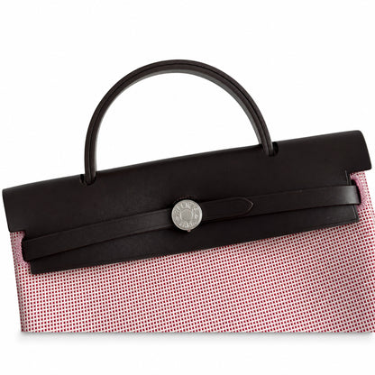 Hermers' popular herbag 31cm is designed to be inspired by saddle bags. The body of the bag is made of canvas, and the inseam, shoulder straps and handle are made of leather. The appearance is very si
