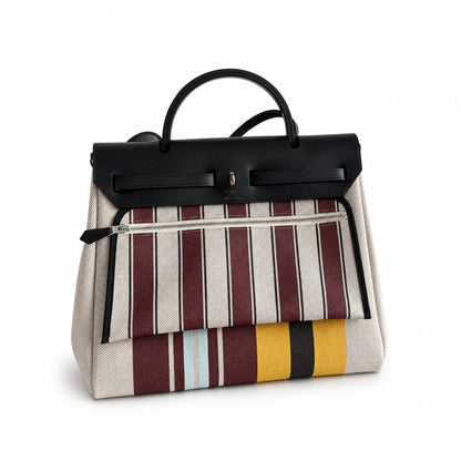 Hermers' popular herbag 31cm is designed to be inspired by saddle bags. The body of the bag is made of canvas, and the inseam, shoulder straps and handle are made of leather. The appearance is very si