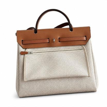 Hermers' popular herbag 31cm is designed to be inspired by saddle bags. The body of the bag is made of canvas, and the inseam, shoulder straps and handle are made of leather. The appearance is very si