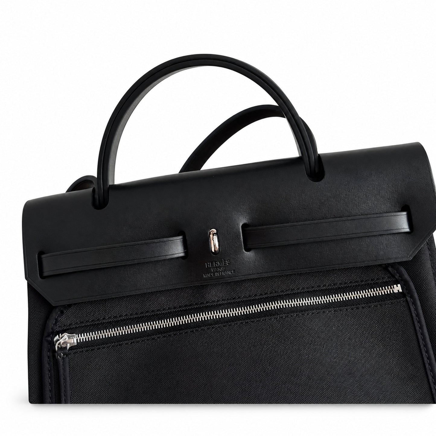 Hermers' popular herbag 31cm is designed to be inspired by saddle bags. The body of the bag is made of canvas, and the inseam, shoulder straps and handle are made of leather. The appearance is very si