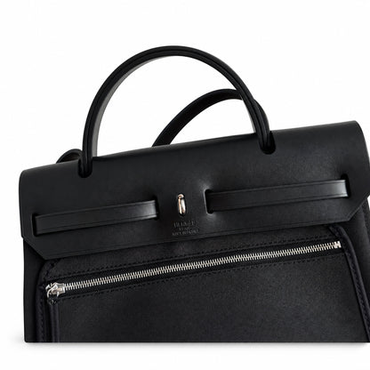 Hermers' popular herbag 31cm is designed to be inspired by saddle bags. The body of the bag is made of canvas, and the inseam, shoulder straps and handle are made of leather. The appearance is very si