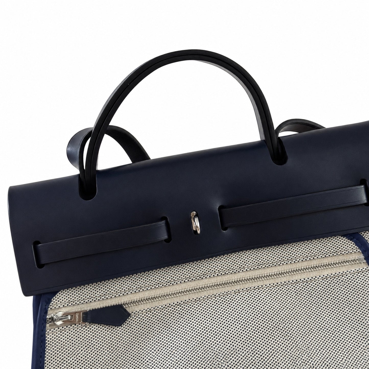 Hermers' popular herbag 31cm is designed to be inspired by saddle bags. The body of the bag is made of canvas, and the inseam, shoulder straps and handle are made of leather. The appearance is very si