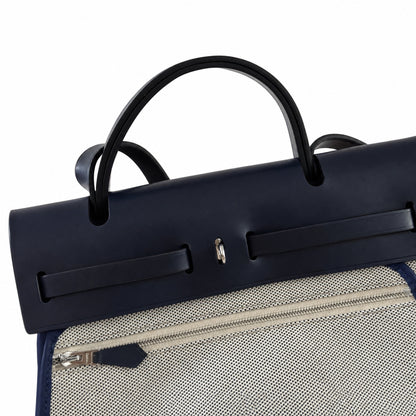 Hermers' popular herbag 31cm is designed to be inspired by saddle bags. The body of the bag is made of canvas, and the inseam, shoulder straps and handle are made of leather. The appearance is very si